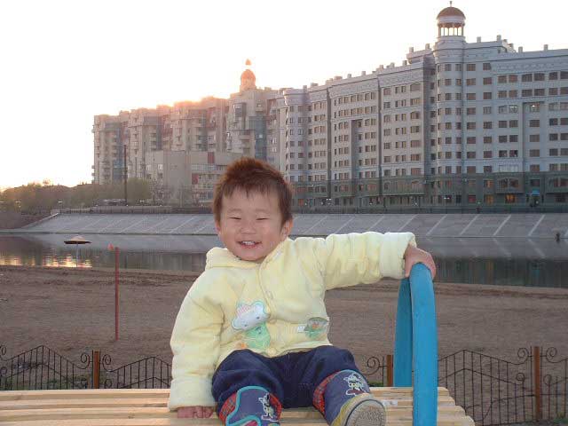 이심강변의 유럽식 아파트를 뒤로 하고 웃고 있는 형민이...